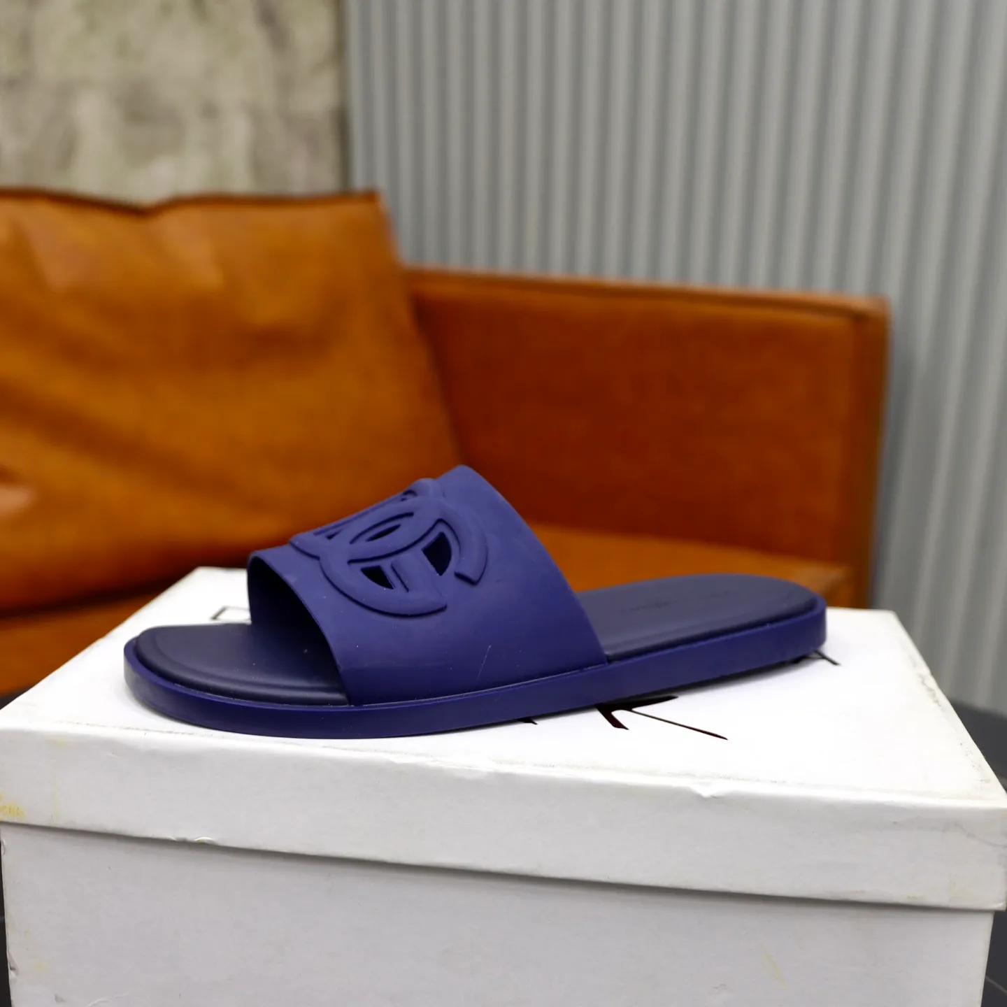 Ex-factory price: 340💰🙅‍♂️🙅‍♂️🙅‍♂️ Brand: DG Standard code: 38-44 (45 customized) Grade: Same as the official website Material: Original leather design Original lightweight wear-resistant molded outsole Style category: Men's fashion sandals Distinguished luxury brand elements Top luxury Color: Actual picture color